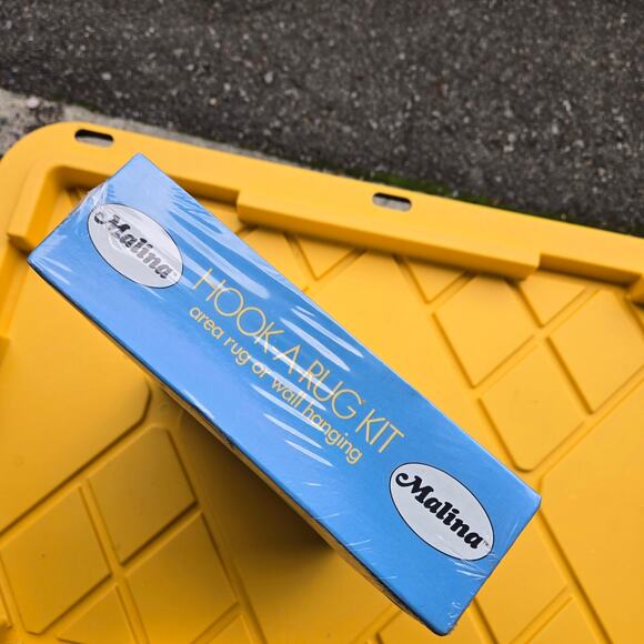 Malina Hook-A-Rug Kit Football is a vintage latch hook rug kit - Picture 6 of 7